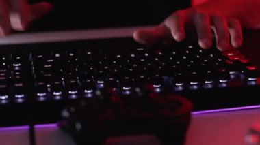 Video oyunu. Gece eğlencesi. Klavye yazıyorum. Erkek eller klavye yazıyorlar internette geziniyorlar karanlık neon ışıklarıyla iletişim kuruyorlar..