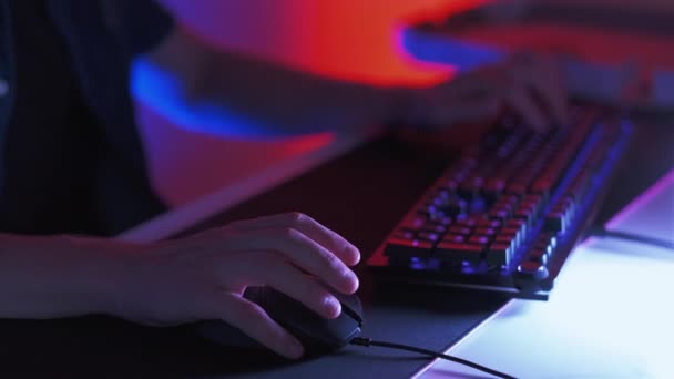Nervøs Gamer Natunderholdning Twitchy Mand Hænder Skrive Tastaturet Hurtigt Bruge – Stock-video