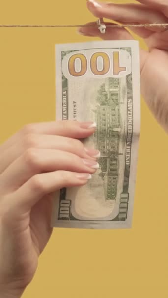 Κάθετο Βίντεο Οικονομική Κρίση Εξοικονόμηση Γυναίκα Χέρια Κρέμονται Δολάρια Πιστωτική — Αρχείο Βίντεο