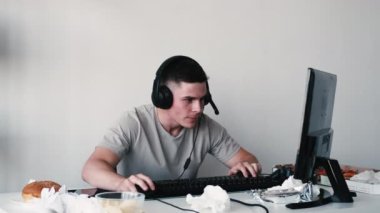 Çevrimiçi eğlence. Dijital eğlence. Ev işyerinde klavye tıklatan fare kullanarak video oyunu oynayan heyecanlı erkek..