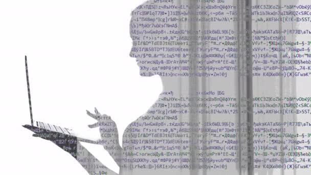 プログラムコード 情報技術だ ウェブ言語 白いコピースペースのラップトップを使用してプロフィールの女性のシルエットで二重露光暗号化テキストグリッチ — ストック動画