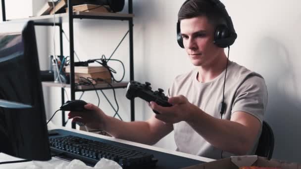 Compétition Virtuelle Équipement Jeu Joueur Masculin Pensif Dans Les Écouteurs — Video
