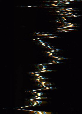 Arıza gürültüsü üst üste bindi. Sıkıntılı bir doku. Yıllanmış film kusuru. Mavi turuncu renk pikseli titreşim bozulması eserler toz bulutları koyu siyah çizimler soyut arkaplan.