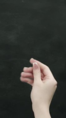 Dikey video. Para hareketi. Aile sorunu. Eş, üç şablonlu kocadan dolar olarak para istiyor ve alıyor..