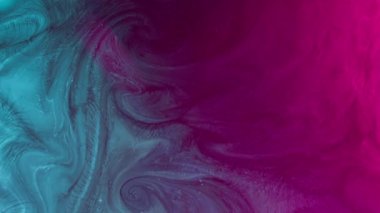 Suyu boya. Sıvı karışımı. Sıcak soğuk karışımı. Parlak neon morumsu pembe renkli mürekkep girdaplı dalga hareketli soyut sanat arkaplan görüntüsü.