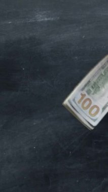 Dikey video. Para jestleri. Rüşvet yolsuzluk. Kadın eli dolandırıcı adamdan para almaya çalışıyor..