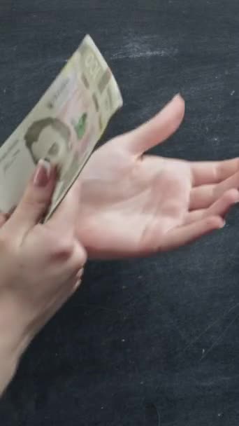 Verticale Video Geld Gebaar Financiële Crisis Vrouwelijke Hand Klappen Met — Stockvideo