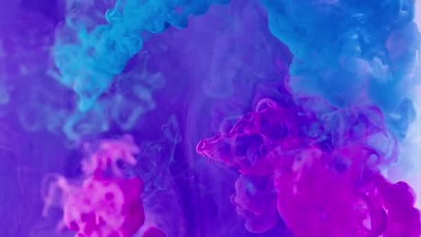 ペイント爆発 インクスプラッシュ 煙が出る 明るいピンクブルーコントラスト蒸気雲ミックスフローモーションアブストラクトアート背景ショットOn Red — ストック動画