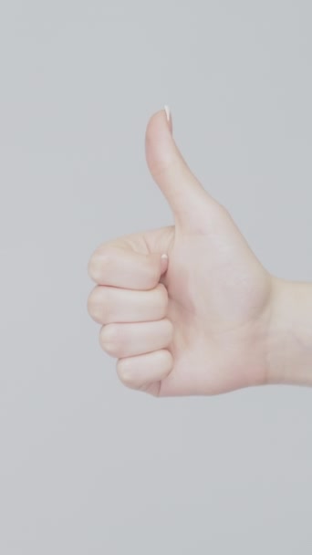 Вертикальне Відео Руки Жести Затвердити Нелюбов Жінка Показує Великий Палець — стокове відео