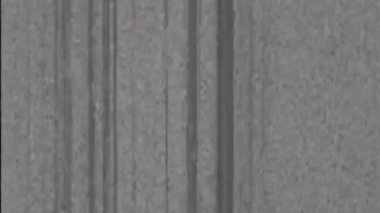 Retro arıza statik gürültü. VHS kaseti geri sar. Gerçek analog televizyon bozulması tahıl dokusu yapılar hareket gri soyut arkaplan titreşimi.