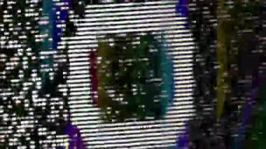 Dikey video. TV arızalı tahıl sesi. 10 saniye geri sayım. Renk çizgileri siyah beyaz analog ekran statik kanal değiştirme hatası soyut arkaplan.