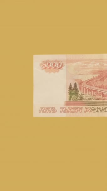 垂直录像 金融贷款 女子手拿着俄罗斯卢布一套四个黄色背景的货币手势 — 图库视频影像