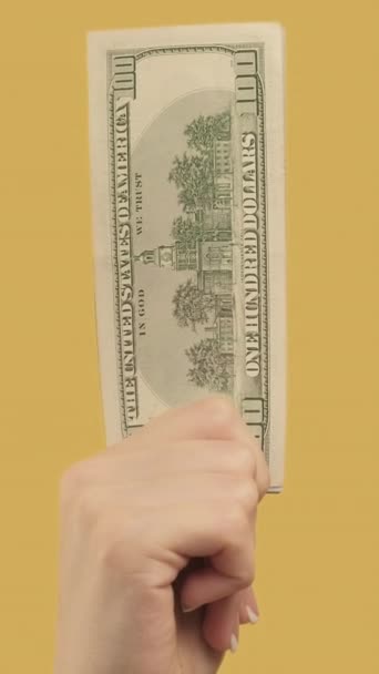 Vídeo Vertical Renda Passiva Lucro Depósito Mulher Mão Mostrando Dólares — Vídeo de Stock