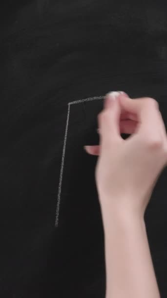 垂直录像 英语学校 外语学习 在黑板上写字的女教师 — 图库视频影像