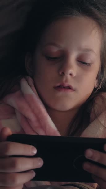 Függőleges Videó Gyermekkori Álmatlanság Éjszakai Film Lefekvés Online Fáradt Álmos — Stock videók