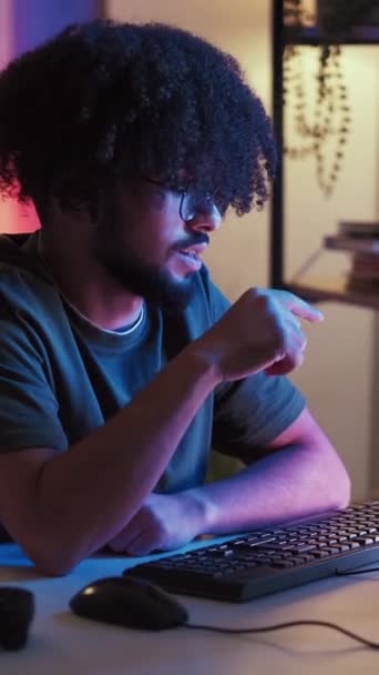 Video Vertikal Pertemuan Online Pria Yang Santai Teman Virtual Tampan — Stok Video