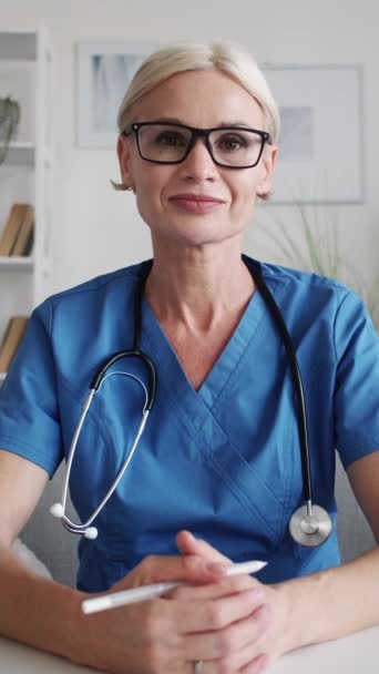 Vertikales Video Virtuelle Konferenz Lächelnder Arzt Ärztin Mit Brille Und — Stockvideo