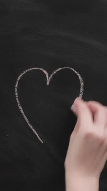 Vídeo Vertical Señal Amor Mensaje Romántico Corazón Dibujo Mano Femenino — Vídeos de Stock
