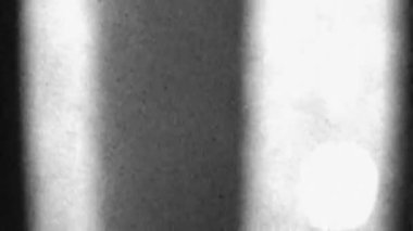 Dikey video. Analog TV ekran hatası. Kanal değiştir. Siyah beyaz gerçek tahıl dokusu, eski televizyon ekranında titreşen statik ses. Karanlık soyut arkaplan görüntüsü..