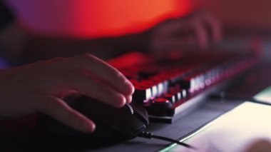 Oyun gecesi. Yarışma eğlencesi. Klavye programcısına yazı yazan adam elleri internet siber suçlarındaki verileri şifrelemek için tuş takımı kullanıyor.