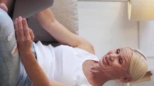 Videochat Vertical Conversación Distancia Relajada Mujer Mayor Sonriente Disfrutando Una — Vídeos de Stock
