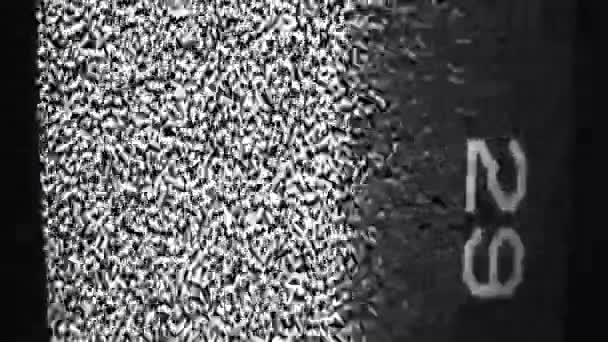 垂直ビデオ テレビのグリッチチャンネル歪み 放送信号エラー ブラックホワイトリアルグレインアナログテレビ静的ノイズダーク抽象的な背景 — ストック動画
