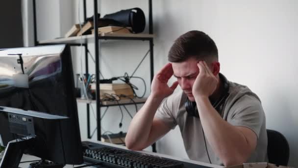 Professionele Hoofdpijn Vermoeide Programmeur Zieke Man Werken Lijden Verschrikkelijke Pijn — Stockvideo