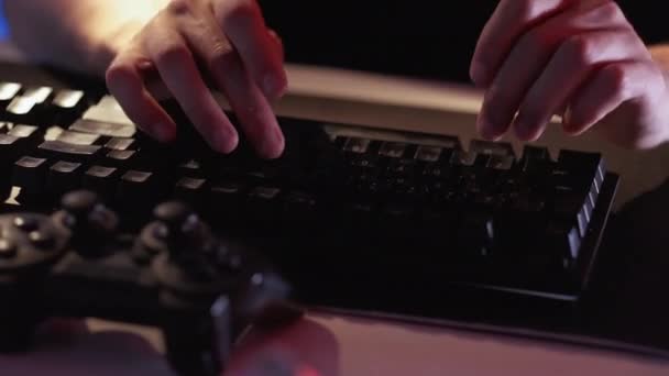 Virtueller Wettbewerb Nachtunterhaltung Online Kommunikation Mann Tippt Tastatur Und Spielt — Stockvideo