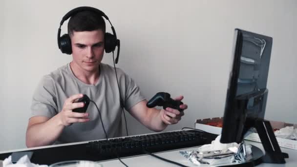 游戏工具 在线娱乐 男人抱着控制台鼠标无缝循环在电脑上玩选择坐着办公室内做决定 — 图库视频影像