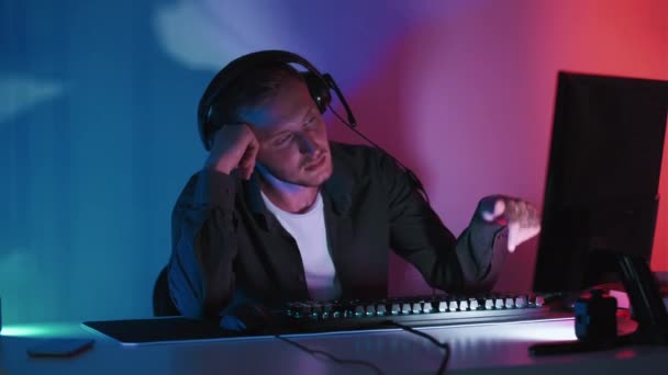 Gece Oyunları Klavye Yazıyorum Uykulu Yorgun Kulaklık Takan Düğmeye Basan — Stok video