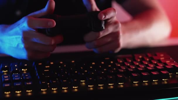 Esport装置 游戏技术 晚上娱乐 男性手在蓝色红光下玩带有发光键盘的游戏垫 — 图库视频影像