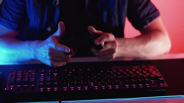 Ігрова Залежність Кіберконкурс Чоловічі Руки Тримають Консоль Граючи Комп Ютер — стокове відео