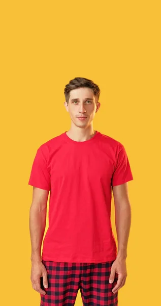 Retrato Hombre Seguro Expresión Neutra Tranquilo Chico Guapo Camiseta Roja — Foto de Stock