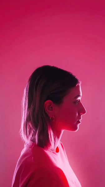 Neonové Světlo Lidí Nešťastná Žena Profil Portrét Nespokojený Dívka Špatná — Stock fotografie