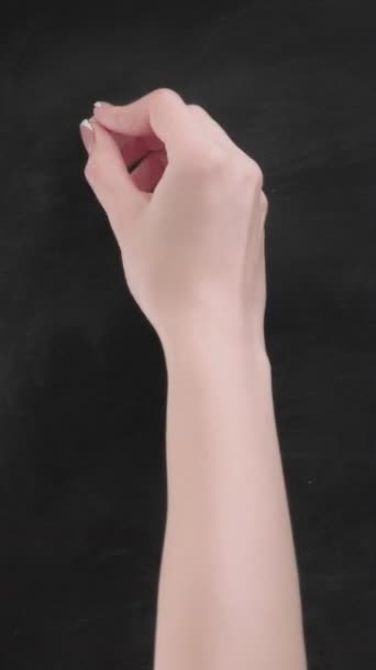 Вертикальное Видео Сделать Список Проверить Знак Женская Рука Маркировки Клещами — стоковое видео