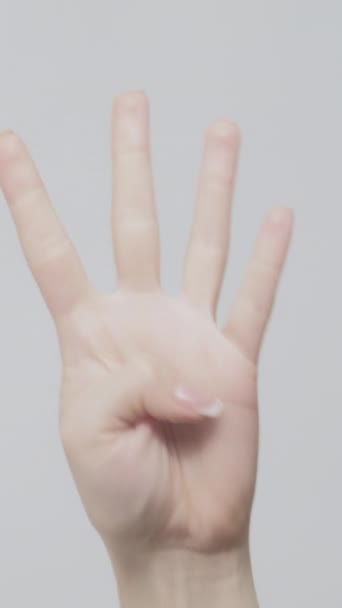 Pionowe Wideo Ręczny Gest Odliczanie Kobieta Zginanie Palców Obliczanie Jasnym — Wideo stockowe