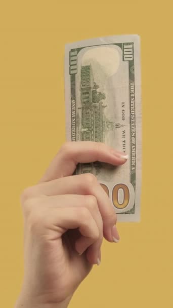 Vertikales Video Geldgeste Eine Profitable Investition Frauenhand Mit Verdoppeltem 100 — Stockvideo