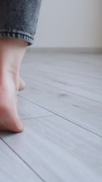 Vídeo Vertical Suelo Radiante Casa Descalzo Pies Mujer Irreconocibles Caminando — Vídeos de Stock