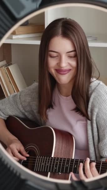 Verticale Video Muziek Vlog Gitaarles Online Tutorial Vrolijke Glimlachende Vrouw — Stockvideo