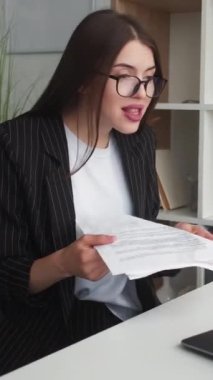 Dikey video. Alaycı patron. Öfkeli kadın. Çevrimiçi toplantı. Ofisteki deli kadın, iç mekânda dizüstü bilgisayarda yanlış belgeler gösteriyor..