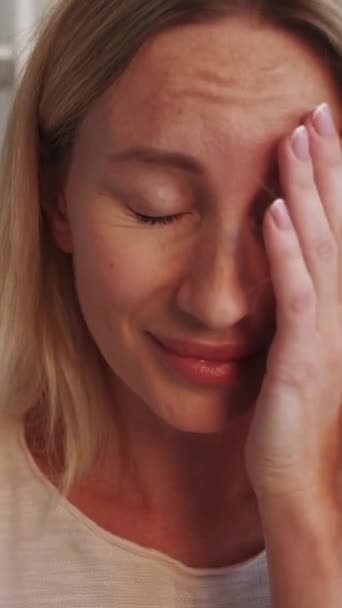 垂直ビデオ 泣いてる女 失望の後悔 希望を失った 悲しみを表す悲しい負の感情のトラブルを感じる動揺の女性 — ストック動画
