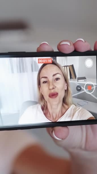 Vertikales Video Aufzeichnung Vlog Online Gespräch Erfreut Aufgeregte Frau Schießt — Stockvideo