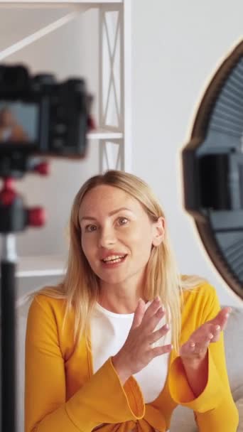 Dikey Video Kadınları Etkileyen Biri Eğitici Video Kamerada Gülümseyen Kadın — Stok video