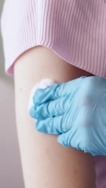 Vídeo Vertical Procedimento Vacinal Prevenção Vírus Saúde Médico Irreconhecível Luvas — Vídeo de Stock