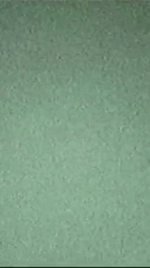 Dikey video. Retro film arızası. Eski bir televizyon paraziti. Gerçek analog statik tahıl dokusu bozulması hareket geçiş etkisi.
