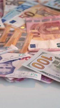 Dikey video. Para yığını. Finansal bütçe. Dünya ekonomisi. Renkli Euro 'nun kapanışı. Amerikan Doları. Hryvnia Kâğıdı..
