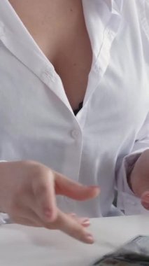 Dikey video. Nakit para. Bütçe hesabı. Kazanç geliri. Büyük göğüslü tanınmaz zengin kadın. Para sayıyor. 100 Amerikan doları..