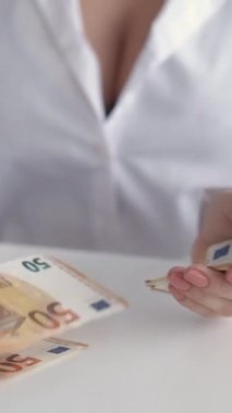 Dikey video. Tasarruf. Finansal yatırım. Yabancı para birimi. Tanımlanamayan kadınların 50 'lik banknotları sayarak yakınlaşması..