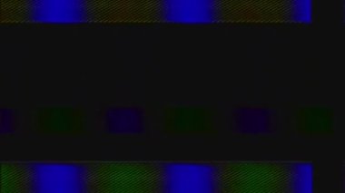 Renk hatası analog bozulması. Dönüşüm titreşimi. Mavi yeşil gerçek VHS çizgileri koyu siyah soyut arkaplan üzerindeki gürültü eserleri.