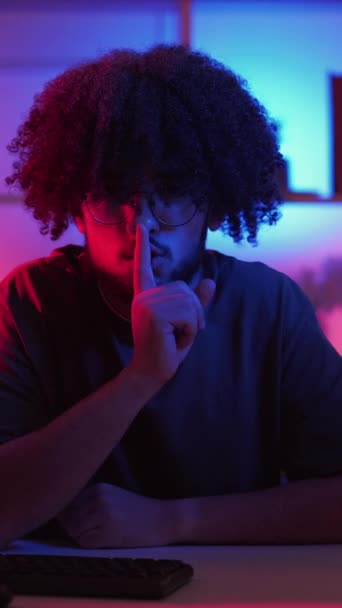 Vertikální Video Buď Zticha Tichý Muž Výraz Motivu Hipster Chlap — Stock video